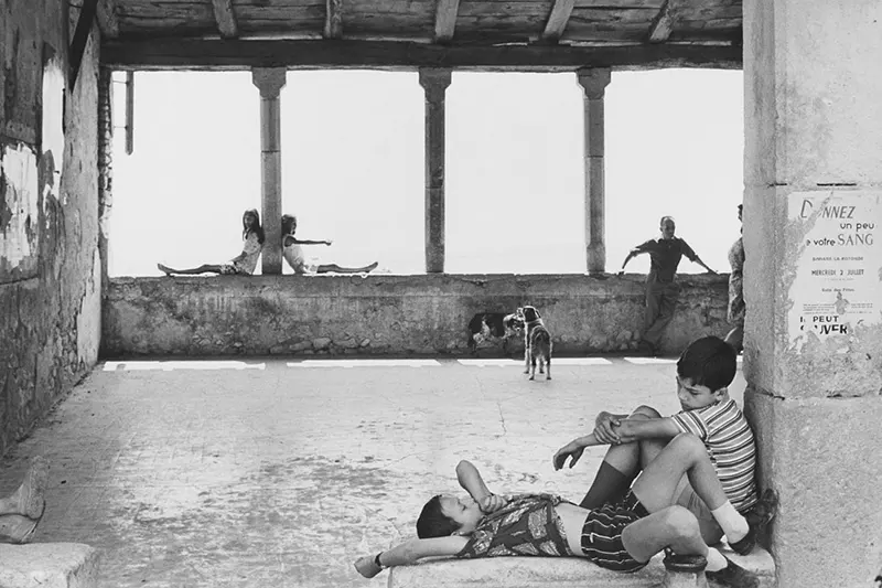 emotional images - Simiane-La-Rotonde, in France, in 1969, Henry Cartier-Bresson - www.aestheticsofphotography.com