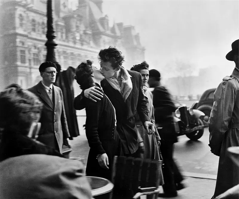 The Kiss at City Hall of Paris, Robert Doisneau, 1950 - www.aestheticsofphotography.com