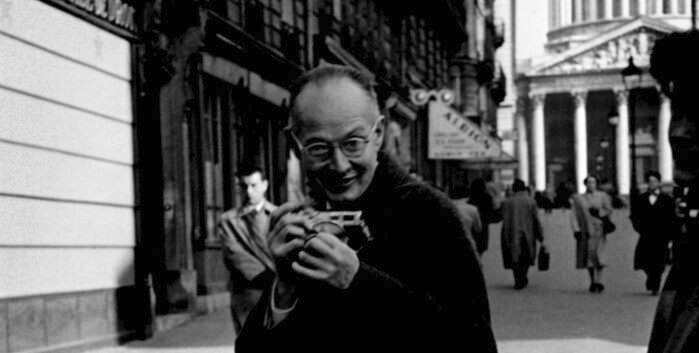 Henri Carthier Bresson holding his camera, waiting for the right moment